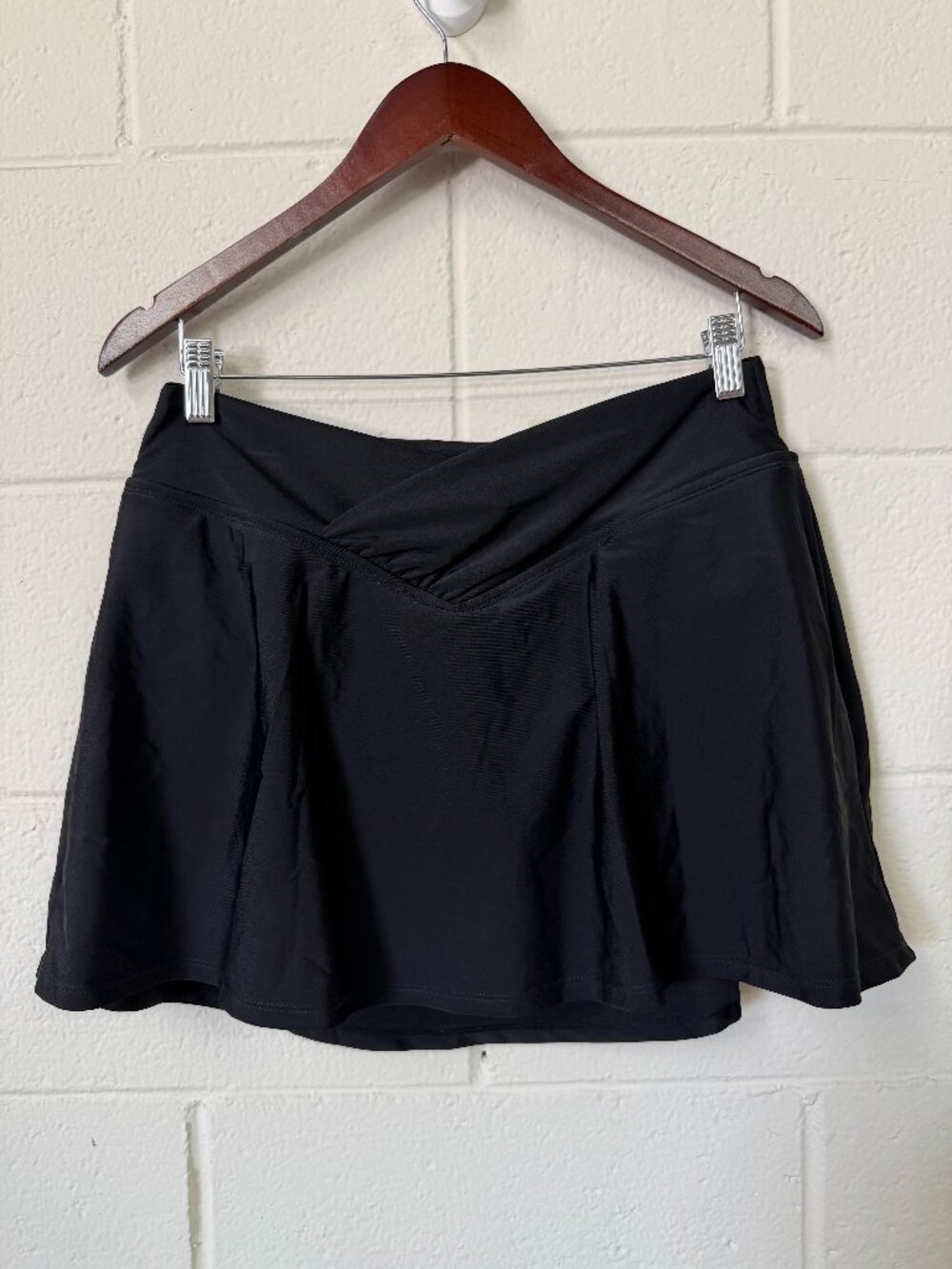 NWT Land's End Black Active/Swimwear V Front Lined Skirt